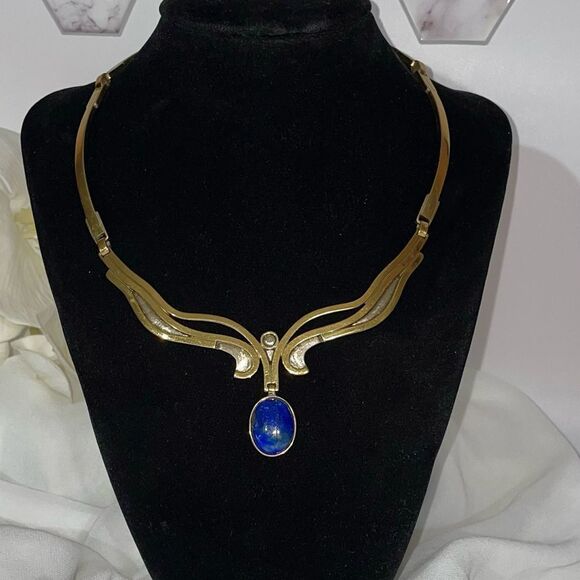 Elegant Hecho A Mano Gold Necklace with beautiful dark Blue Lapis Pendant - Picture 4 of 13